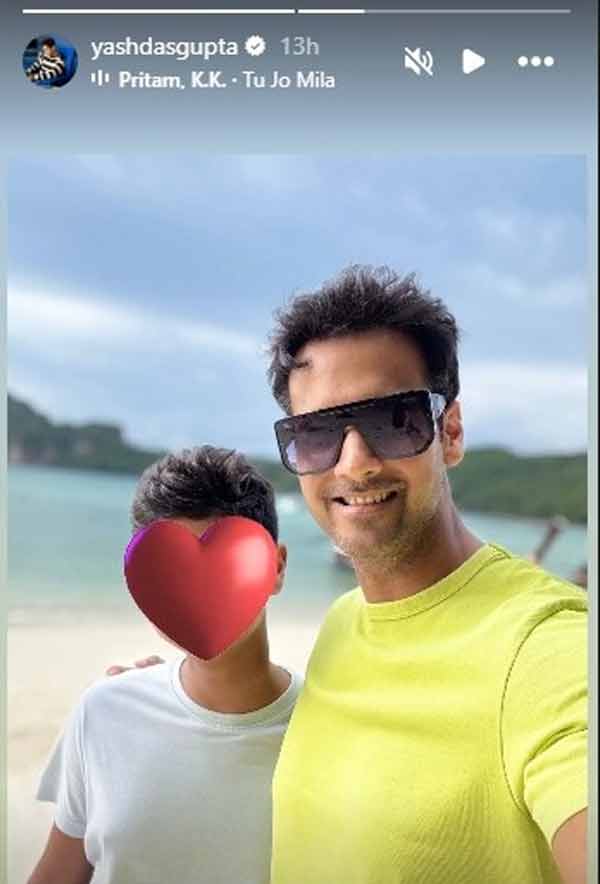 বড় ছেলের সঙ্গে যশের ছবি।