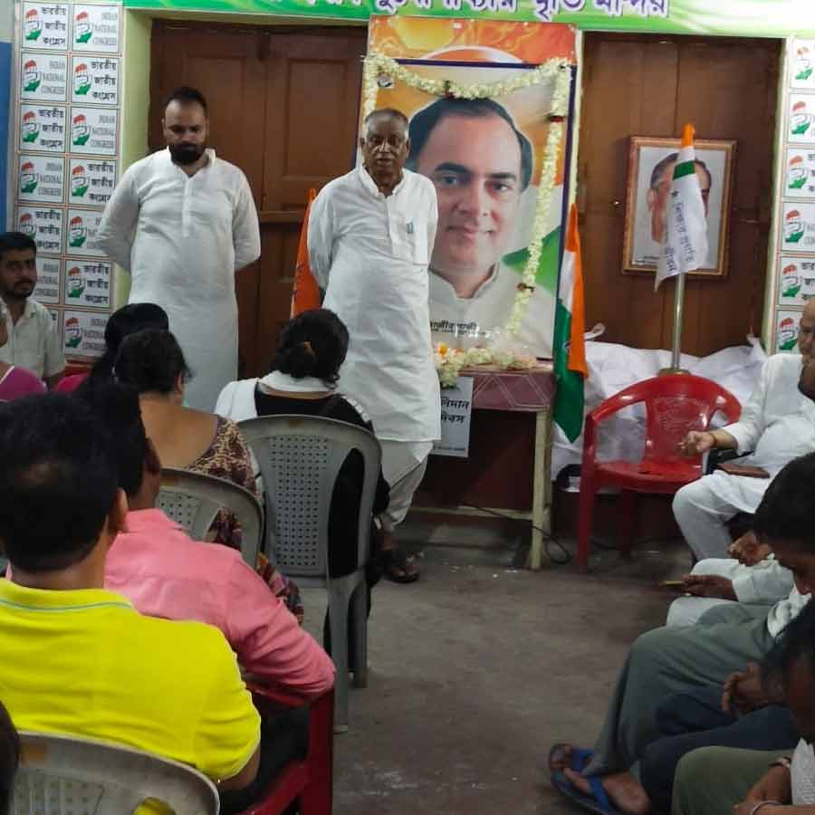 Tributes paid to former Prime Minister Rajiv Gandhi on his death anniversary