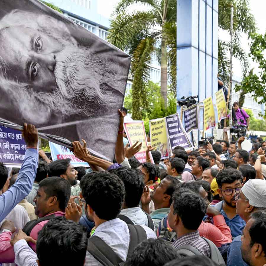 Calcutta High Court says so many people cannot sit in front of Bikash Bhavan dgtl