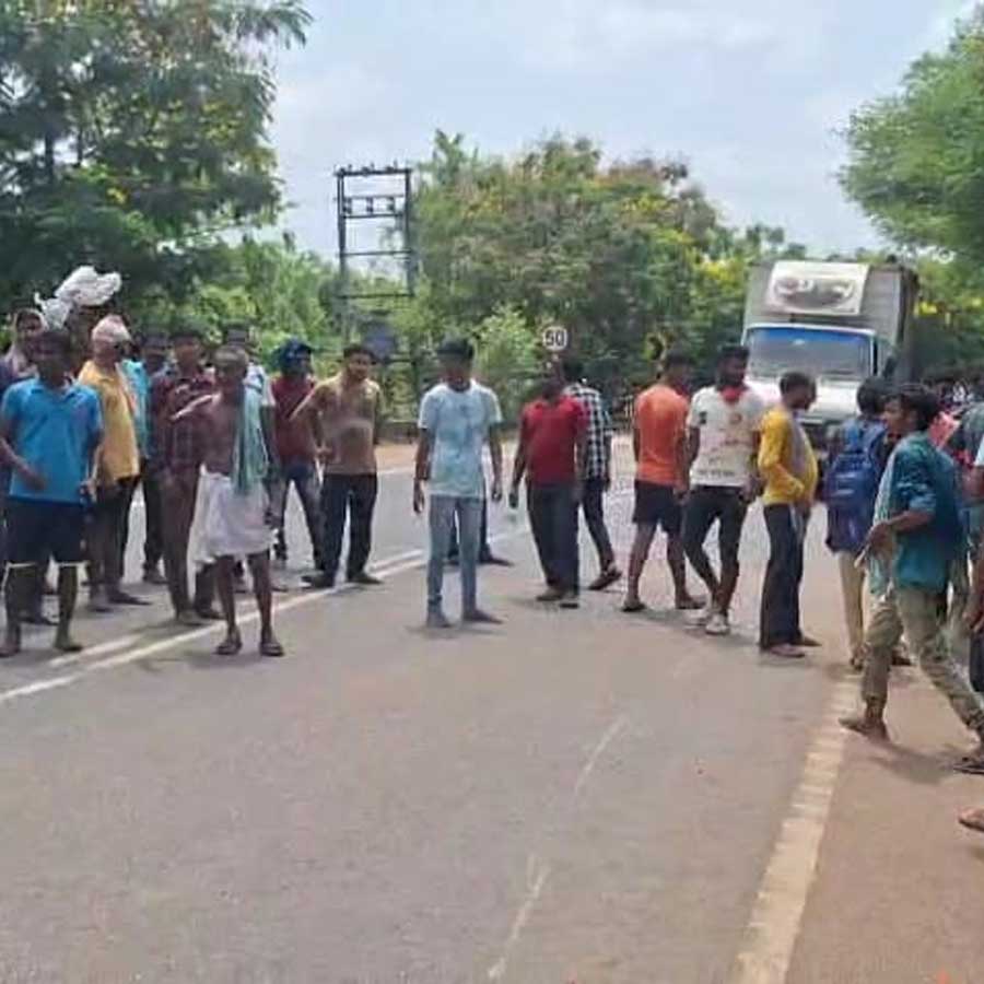 Road blocked in Bankura village due to fly infestation dgtld