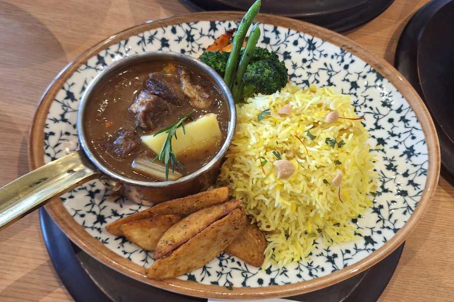 দেখতে পোলাওয়ের মতো। সঙ্গে রয়েছে আলু এবং মাংসও। এমন খাবারও ইতালির সিসিলিতে পাওয়া যায়! 