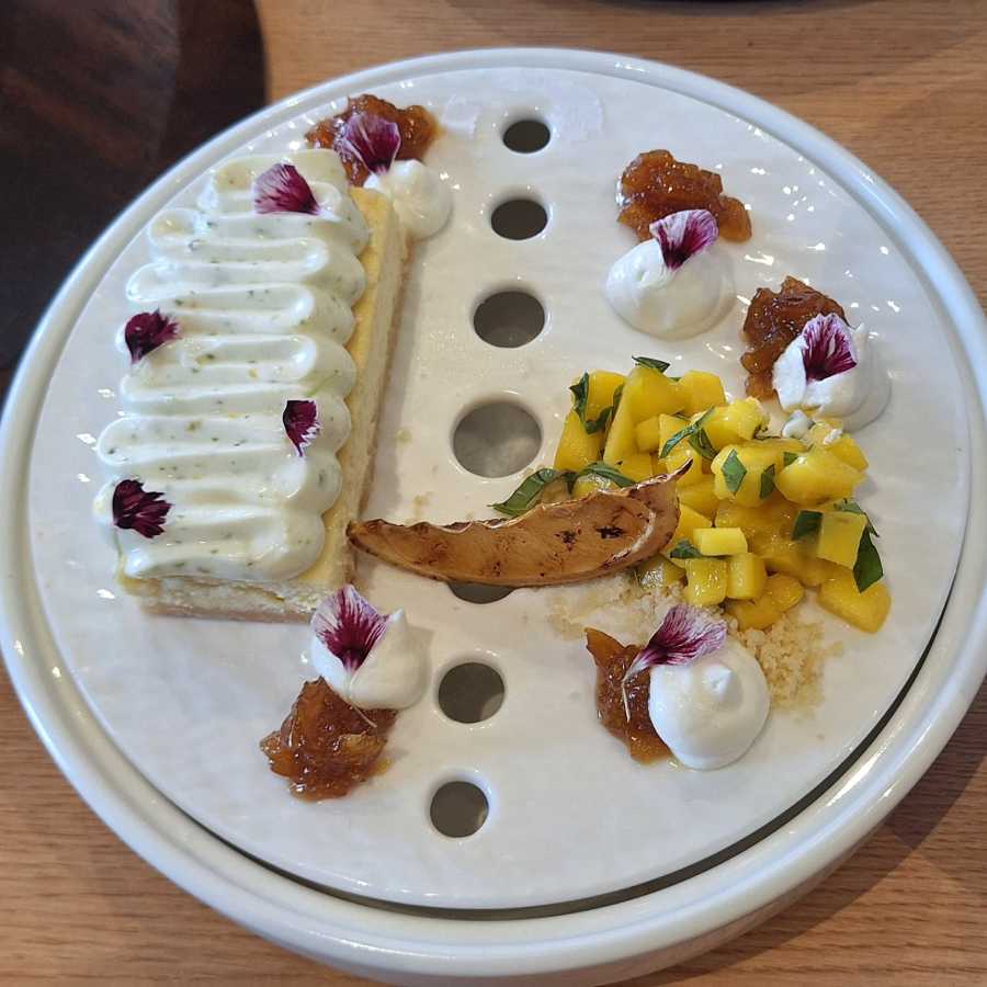 শেষ পাতে মিষ্টিতে আম এবং চিজ়কেক। 