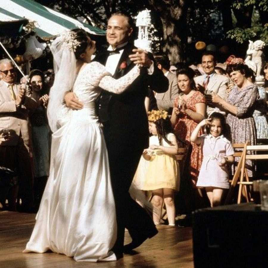 ‘দ্য গড ফাদার’ ছবির দৃশ্যে মূল  চরিত্র মাফিয়া ডন ভিটো কার্লোনের সঙ্গে তাঁর কন্যা এবং পরিবারের বাকি সদস্যরা। ।