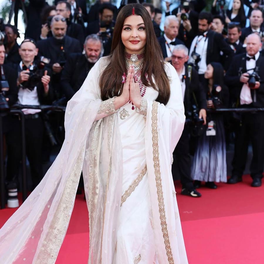 সোনা এবং রুপোর জরি দিয়ে কড়ওয়া পদ্ধতিতে হাতে বোনা হয়েছে ঐশ্বর্যার বেনারসি শাড়িটি।