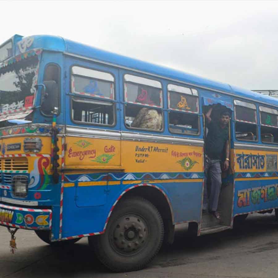 One passenger injured in collision between two buses in Alambazar area