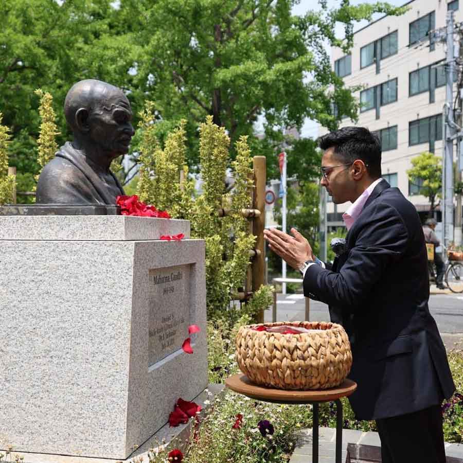 টোকিয়োয় মহাত্মা গান্ধীর মূর্তিতে ফুল দিয়ে শ্রদ্ধাজ্ঞাপন অভিষেক বন্দ্যোপাধ্যায়ের।