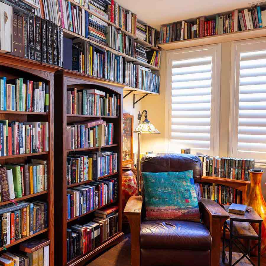 Decorate your favorite nook as a personal library or study without huge expenses