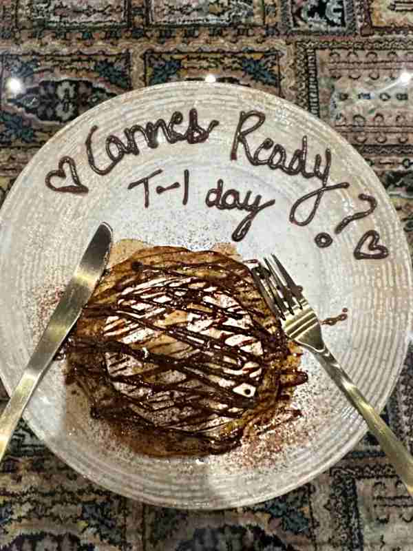 কানে জাহ্নবীর প্রথম দিনের প্রাতরাশ। 