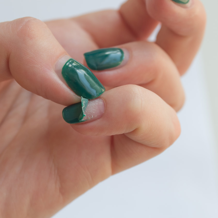 নেলপলিশ পরার দিন কয়েক পরেই নখ থেকে উঠে যায়? কী ভাবে দীর্ঘ দিন ভাল রাখবেন?