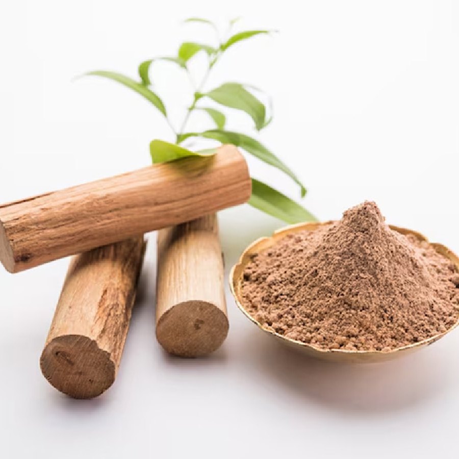 তৈলাক্ত ত্বকের থেকে রেহাই পেতে চন্দনকাঠের জুড়ি মেলা ভার।