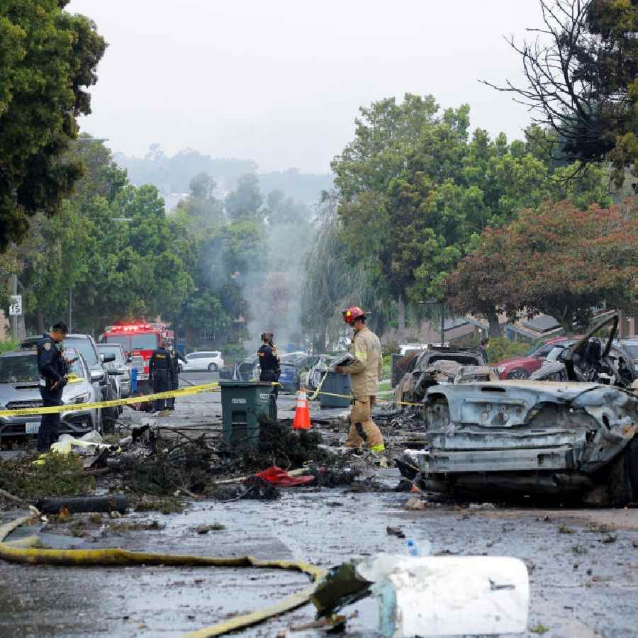 Small plane crashes in the US setting several houses on fire dgtl