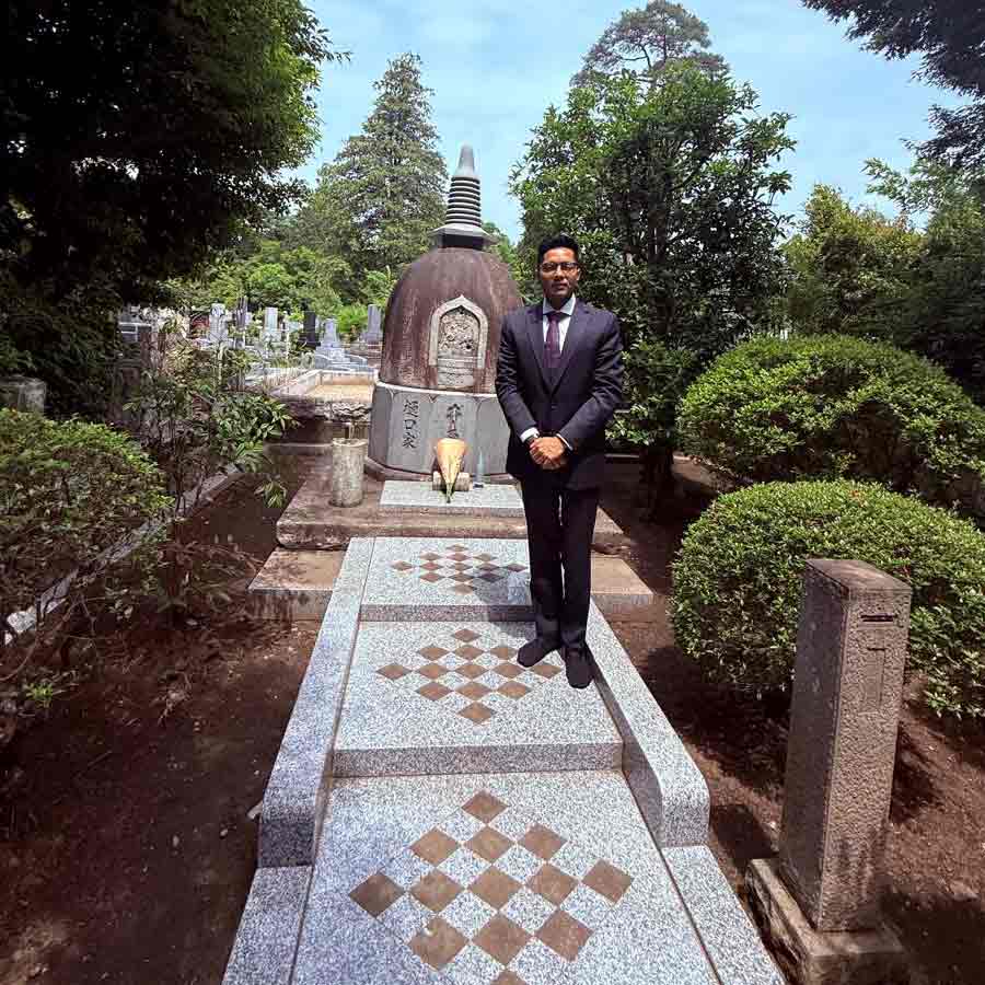 টোকিয়োয় স্বাধীনতা সংগ্রামী রাসবিহারী বসুর সমাধিস্থলে অভিষেক বন্দ্যোপাধ্যায়।