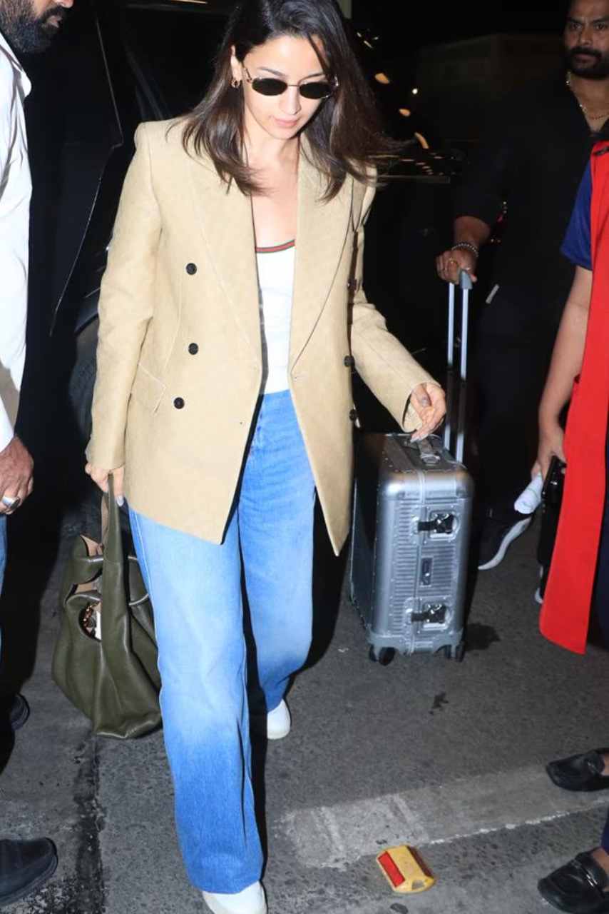 মুম্বই বিমানবন্দরে আলিয়া ভট্ট। 