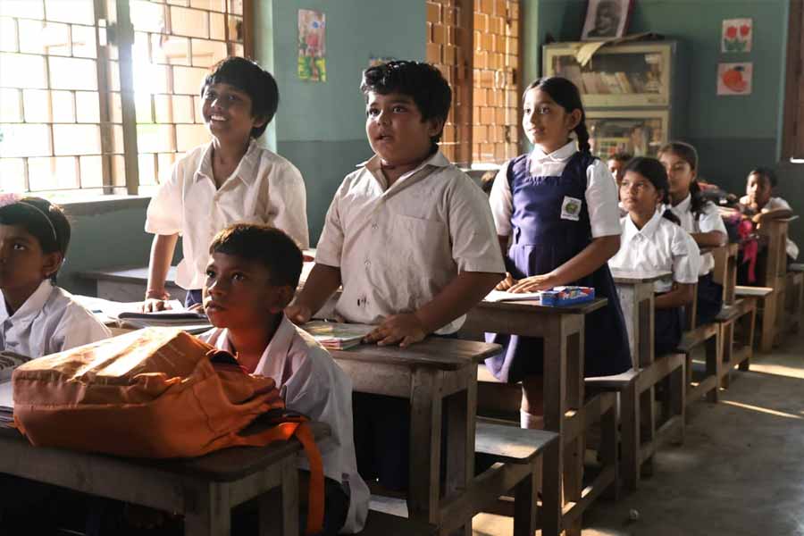 সরকারি স্কুলের তিন পড়ুুুয়া বাবিন (ঋদ্ধিমান বন্দ্যোপাধ্যায়), ডলি (গীতশ্রী চক্রবর্তী) আর টায়ার (তপোময় দেব।