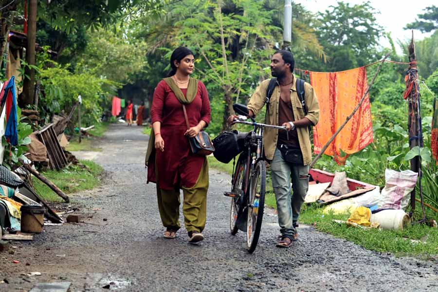 অভিনেতা প্রসূন সোম এবং পার্নো মিত্র সম্পর্কের রসায়ন এ ছবিতে অক্সিজেন জুগিয়েছে।