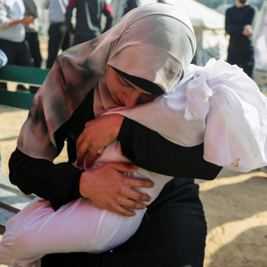 9 children of a Doctor of Gaza dies during Israeli Air Strike dgtl