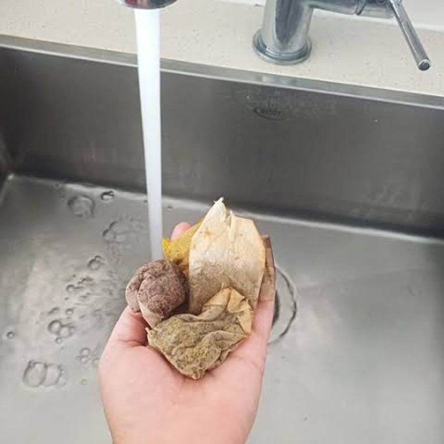 ভেজা টি ব্যাগ ঘষলে চকচক করতে পারে কাচ।