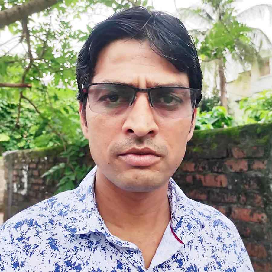 Pradip Rai helps sick people to reach hospital at Night