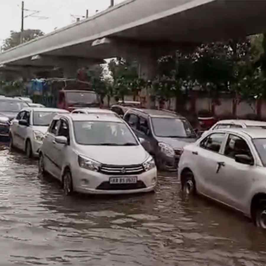 Heavy rainfall and thunderstorm batters Delhi, flights disrupted dgtl