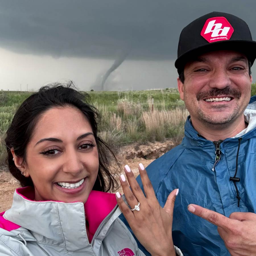 ঘূর্ণিঝড়কে সাক্ষী রেখে বাগ্‌দান সারলেন তরুণ-তরুণী।