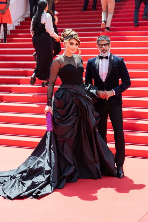  ঘুরপথেও কানে আসা যায়। যাঁরা সেই হদিস জানেন, তাঁরা লাল গালিচায় হাঁটতেও পারেন। ছবিতে কানের লাল গালিচায় দেখা যাচ্ছে উর্বশী রৌতেলাকে। 