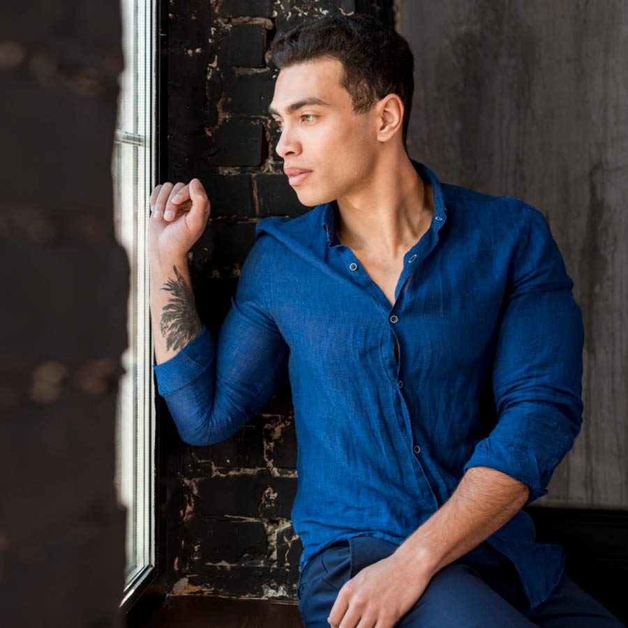 নীল রঙের লিনেন শার্টের সঙ্গে ফর্মাল ট্রাউজ়ার মানাবে রোজের সাজে।