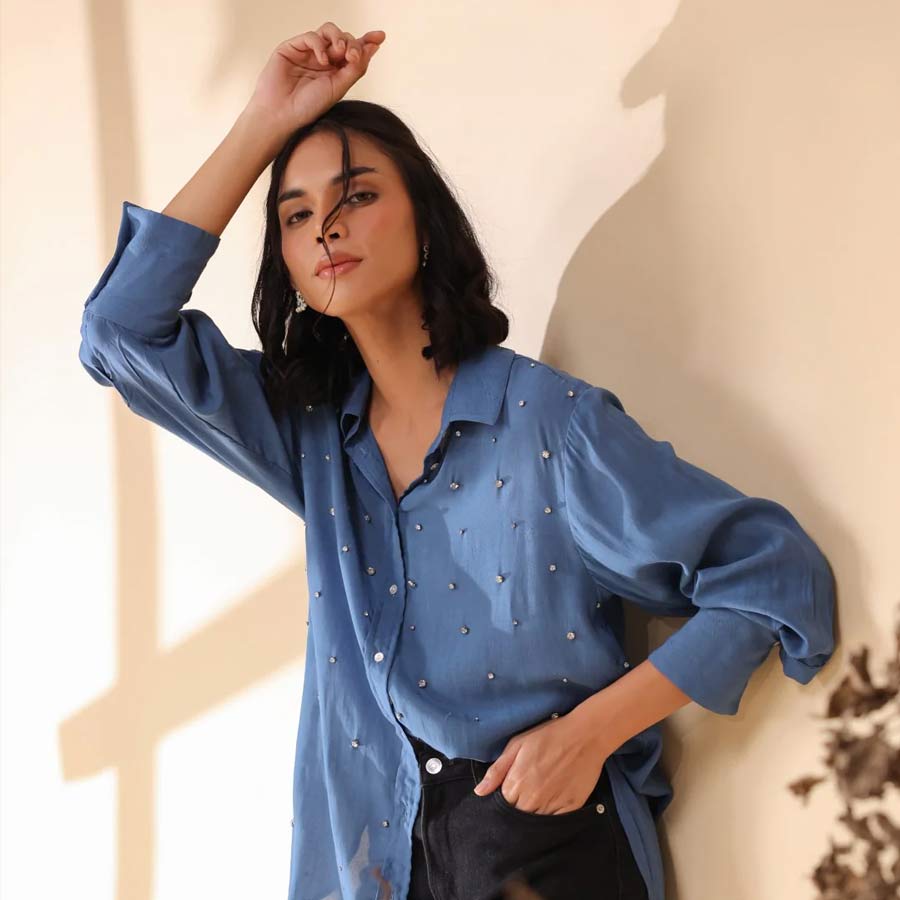 ঢিলেঢালা মোডাল শার্টের সঙ্গে জিনস খুবই কেতাদুরস্ত।