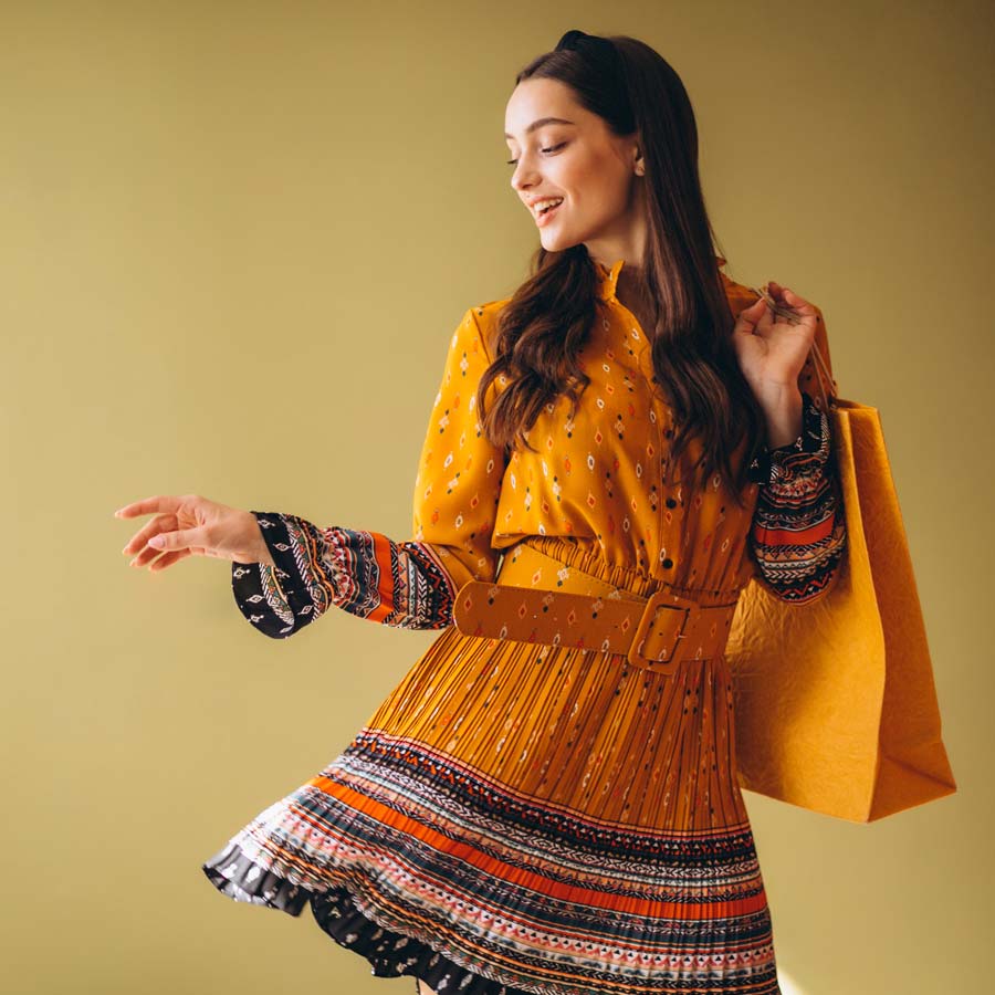 সর্ষে হলুদ রঙের সুতি-সিল্কের কুর্তি ও চোস্ত বা ড্রেস পরতে পারেন গরমে।