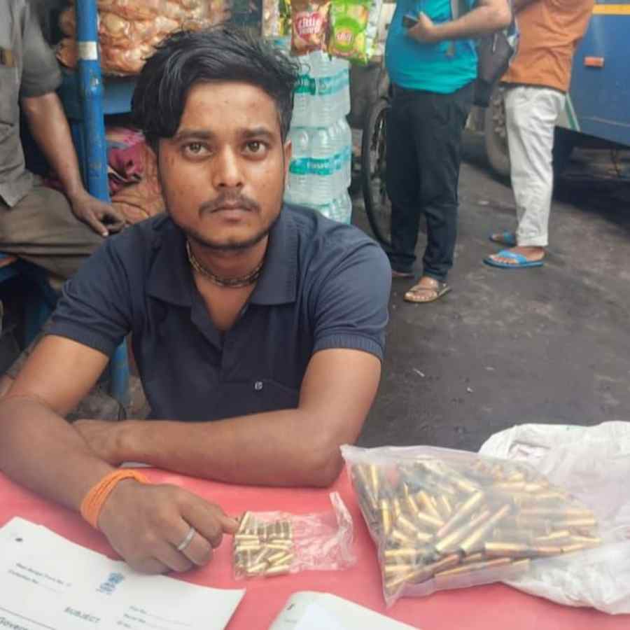 Kolkata Police STF arrests a person from Dharmatala with ammunitions dgtl