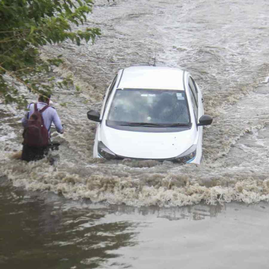 Rain and thunderstorm disrupts power supply in Delhi dgtl