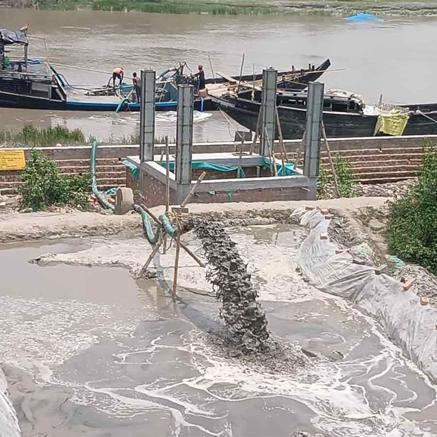 Smuggling of sand taking place publicly at Hingalganj