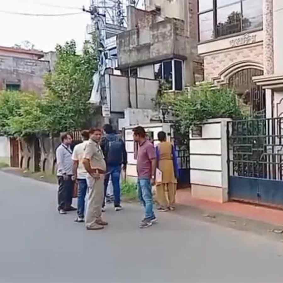 CBI arrested a doctor of Bardhaman for Bribery, neighbour tols that the family did not talked with them since 15 years