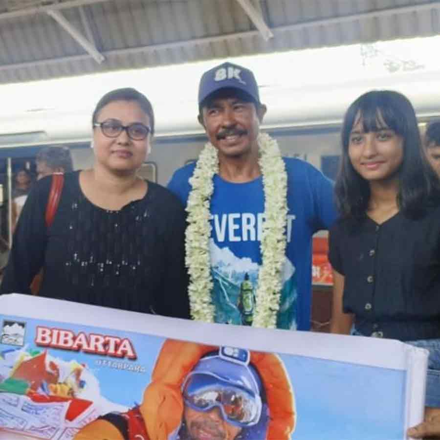 People crowded at Station to congratulate Mount Everest climber Soumen sarkar
