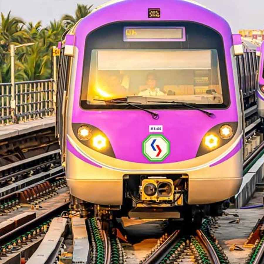 Metro workers' union protests over track workers' night duty