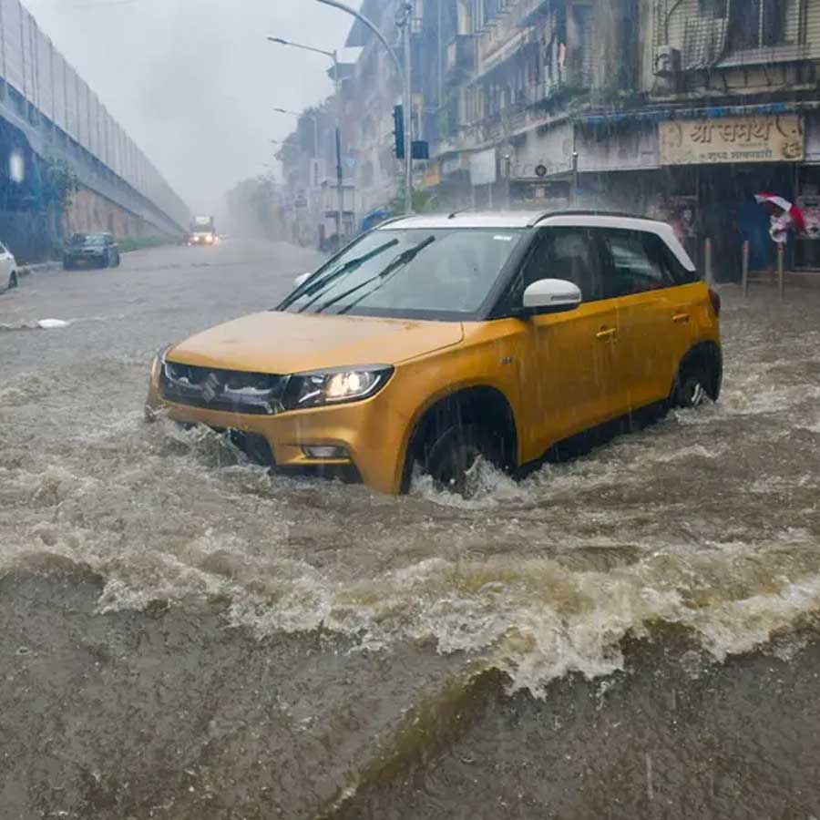 মুম্বইয়ের রাস্তার দৃশ্য।