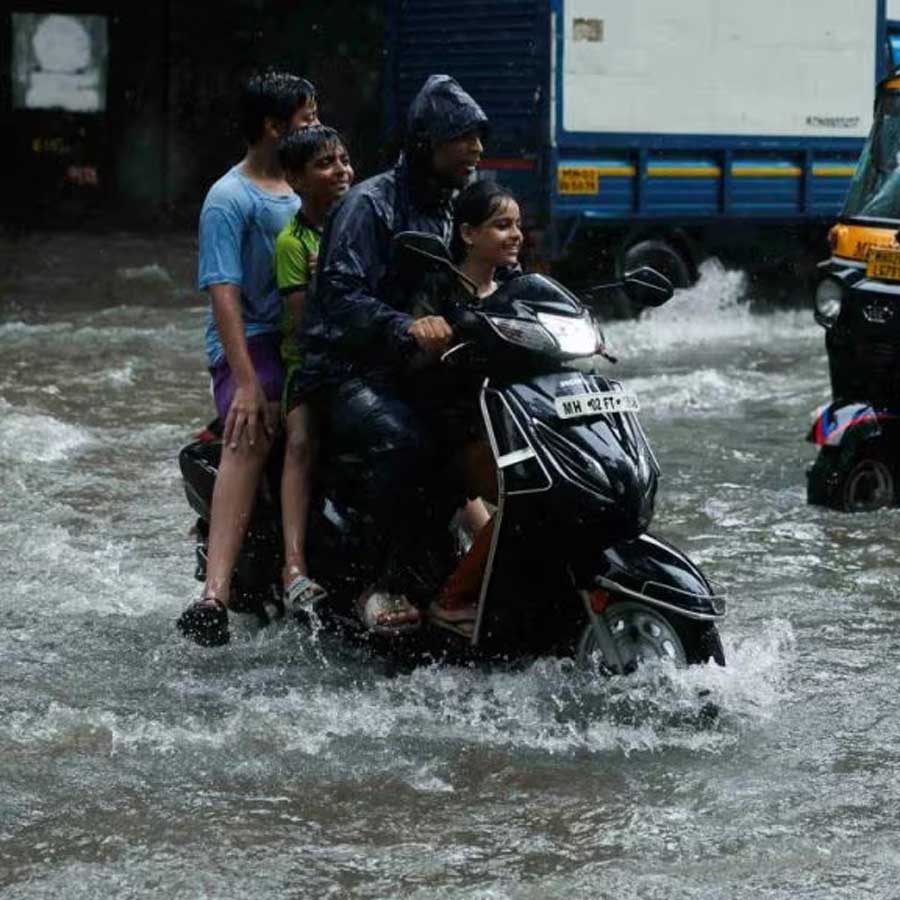 জলমগ্ন রাস্তা দিয়েই চলছে যাতায়াত।