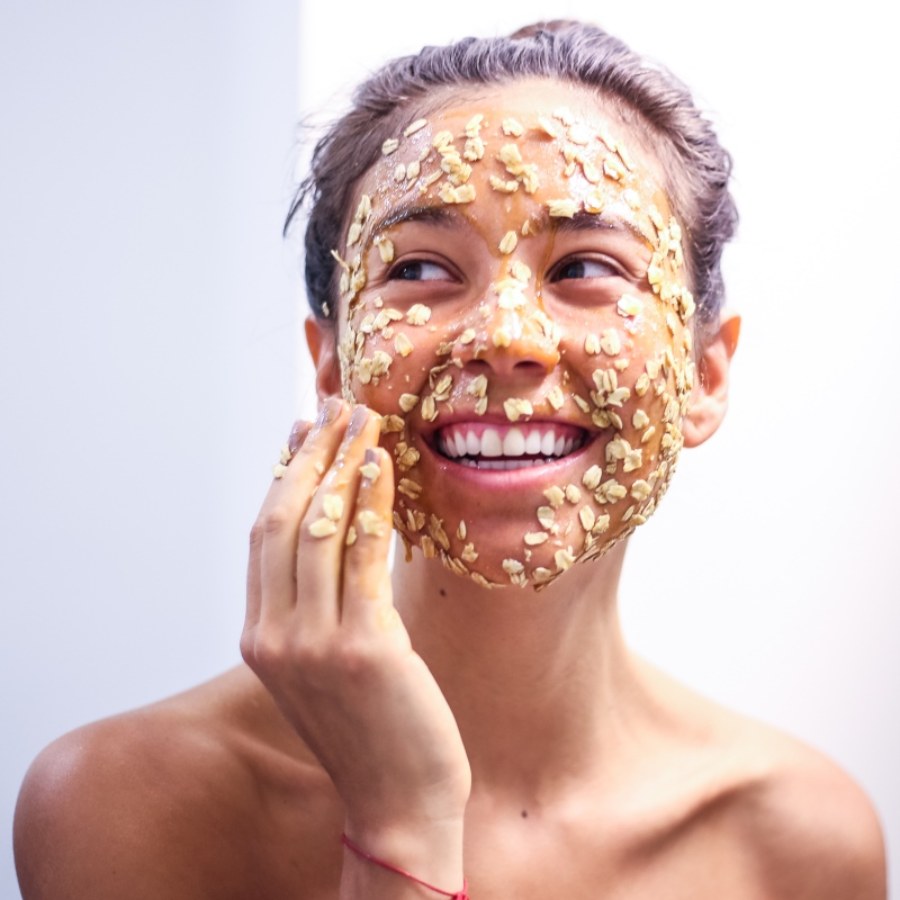 How to make scrubbing mask with oats to get glowy skin at home