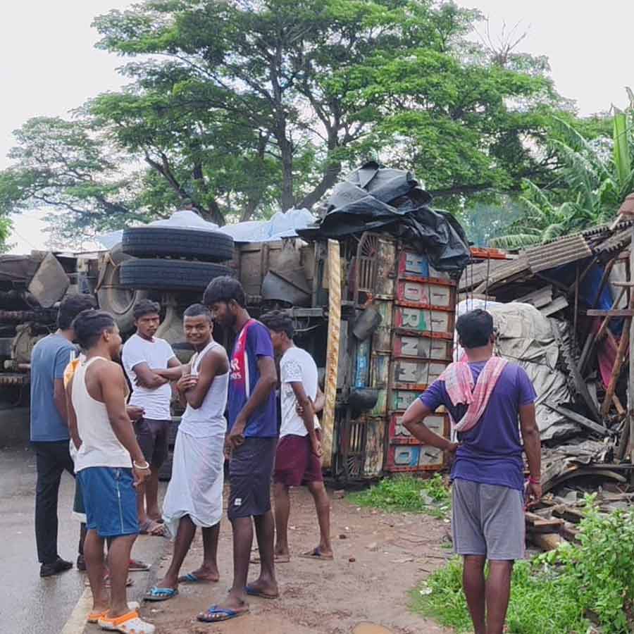 Truck overturned in Pingla, four shops demolished