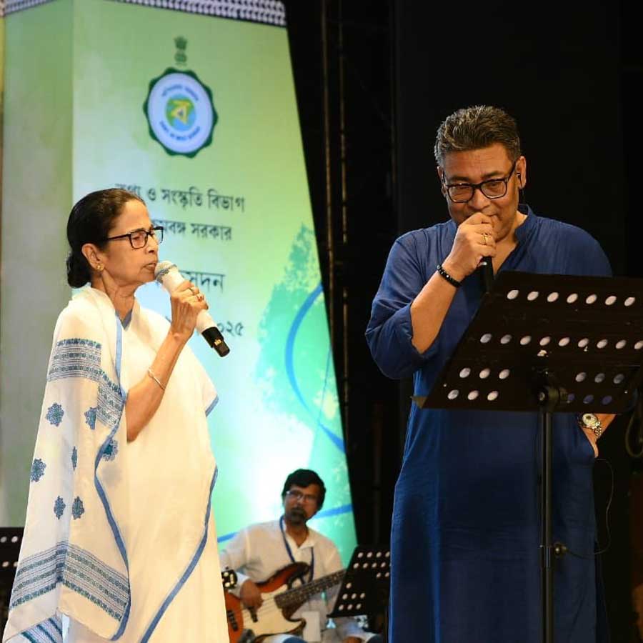 CM Mamata Banerjee suddenly appeared at poet Nazrul Islam’s birthday ceremony, sang a song