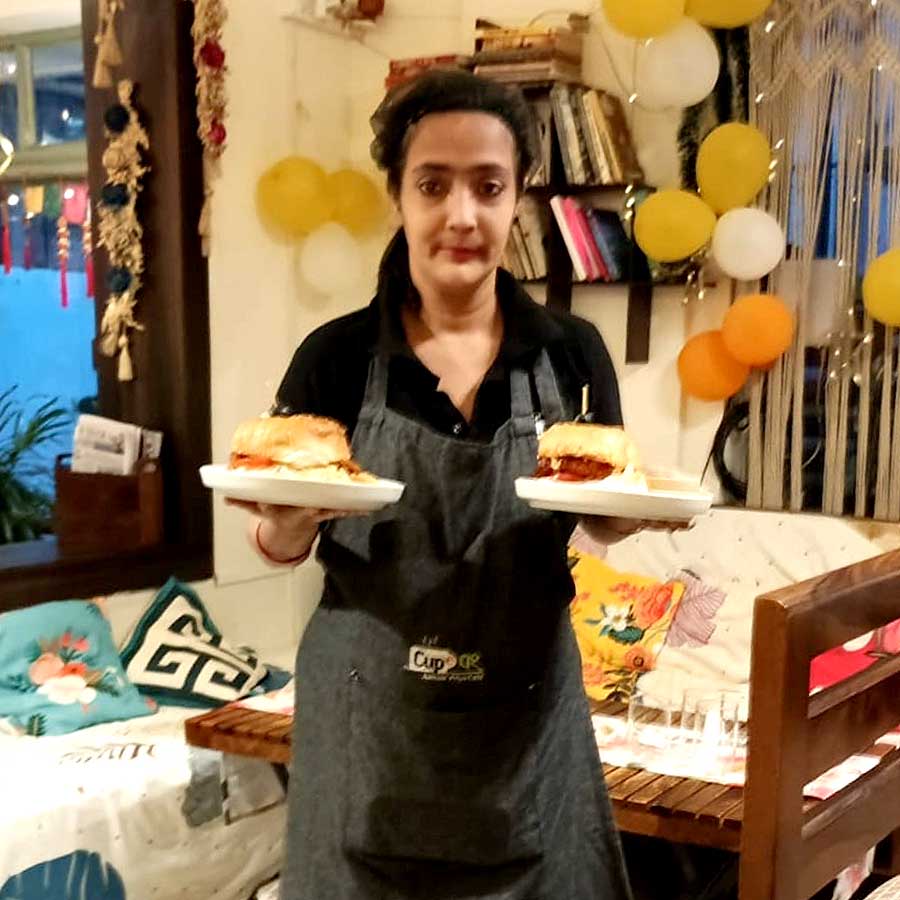 ৩৭ বছরের পম্পিতার চাকরিজীবন শুরু হয়েছে হিন্দুস্থান পার্কের ক্যাফেতে।