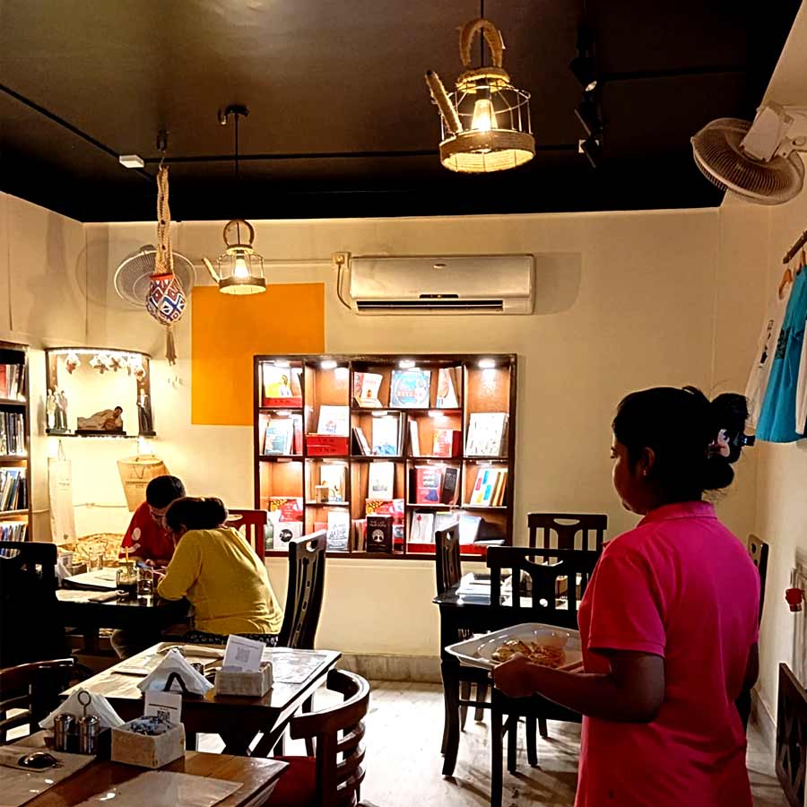 কোন্নগরের ‘ক্যাফে কুটুম’-এ কাজ করেন রীপা বর্মণ।