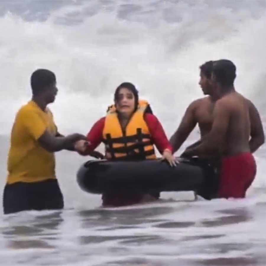 উদ্ধার করা হচ্ছে স্নেহাশিস গঙ্গোপাধ্যায়ের স্ত্রী অর্পিতাকে।