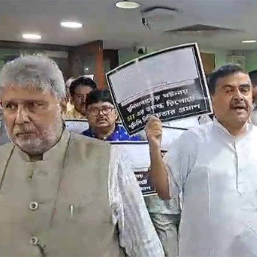 মুখ্য নির্বাচনী আধিকারিকের (সিইও) দফতরে বিরোধী দলনেতা শুভেন্দু অধিকারী-সহ বিজেপি নেতারা।