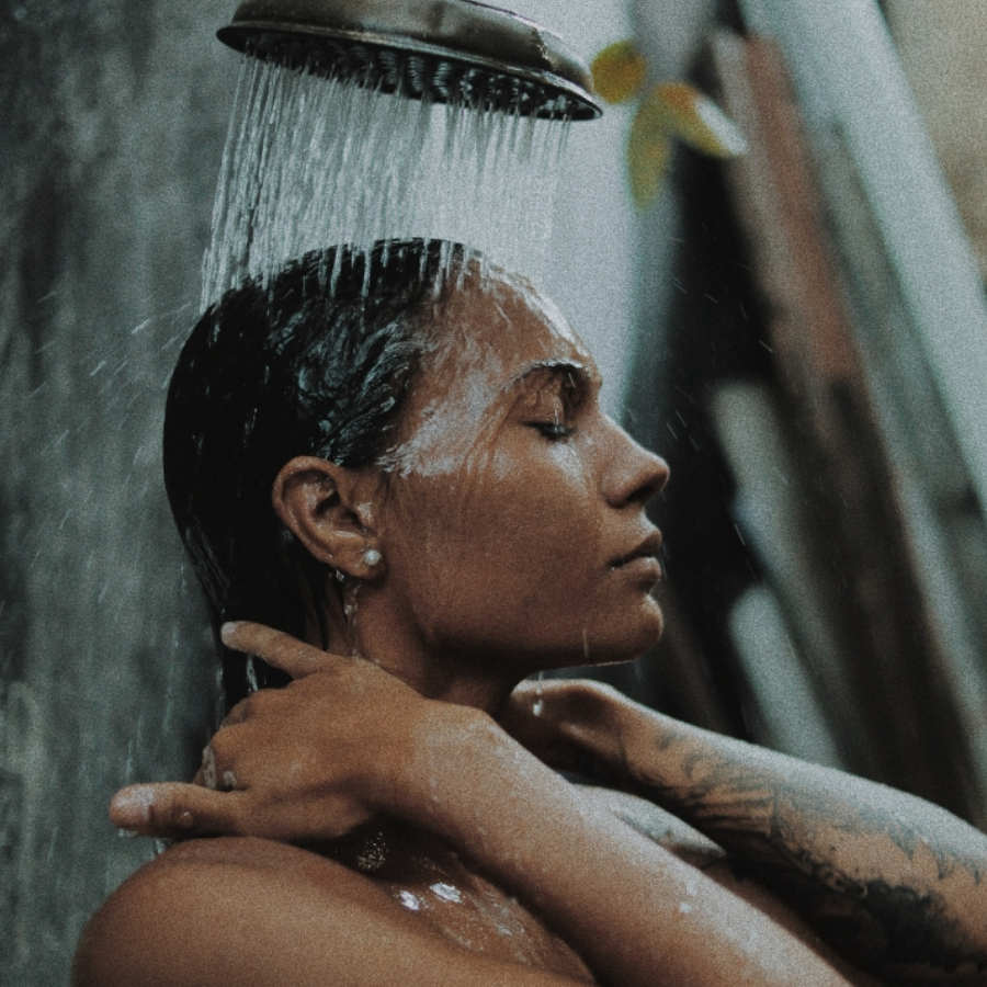 বাজ পড়লে তার বৈদ্যুতিক শক্তি এক সেকেন্ডেরও কম সময়ে ৩৬০ ডিগ্রি ছড়িয়ে পড়ে।