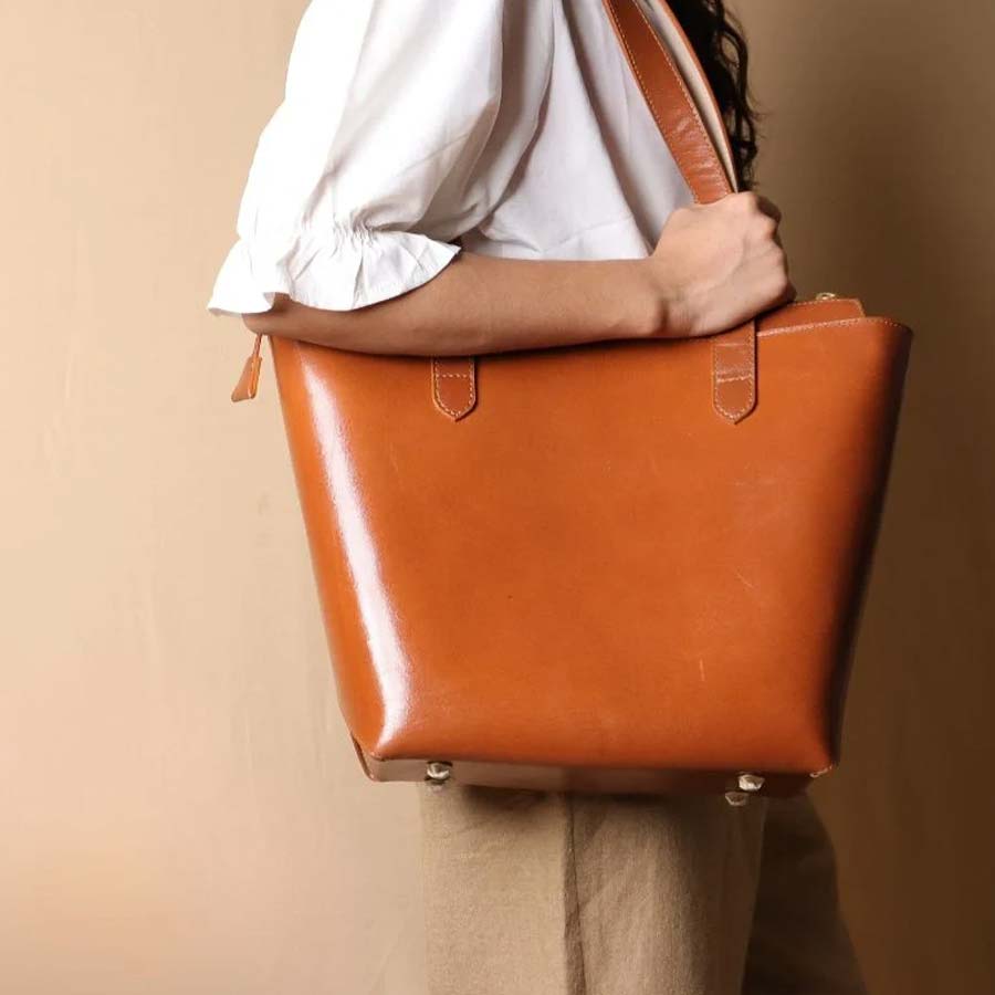 চামড়ার টোট ব্যাগ।