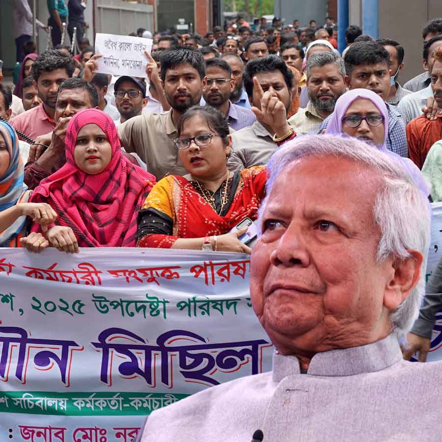 Government Employees of  Bangladesh postpone ongoing protests for one day