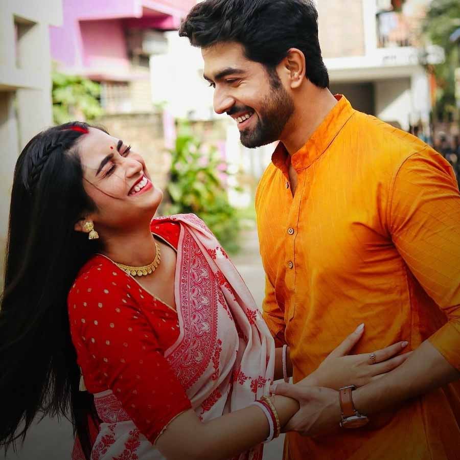 Celebration on ‘Jagaddhatri’ Set as the Show Crosses 1000 Episodes Cast and Crew Feast Together dgtl