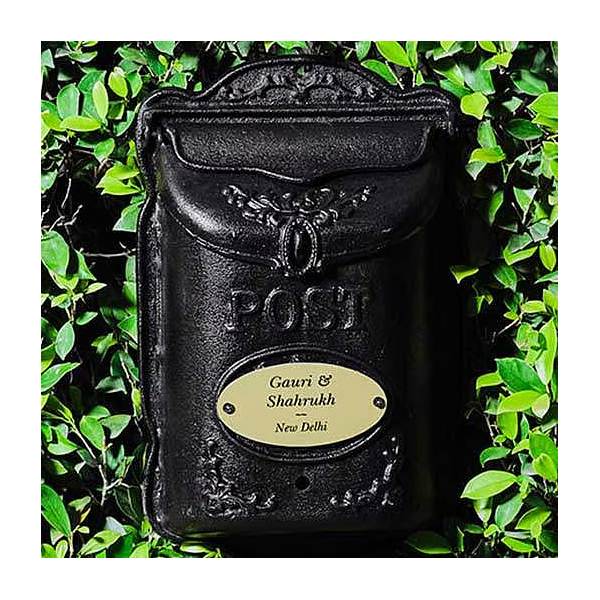 লোহার ডাকবাক্সে ছোট্ট করে লেখা ‘গৌরী অ্যান্ড শাহরুখ, নয়াদিল্লি’।