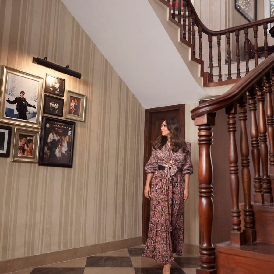  সিঁড়ির ল্যান্ডিংয়ে যেমন টুকরো টুকরো পারিবারিক ছবির কোলাজ।