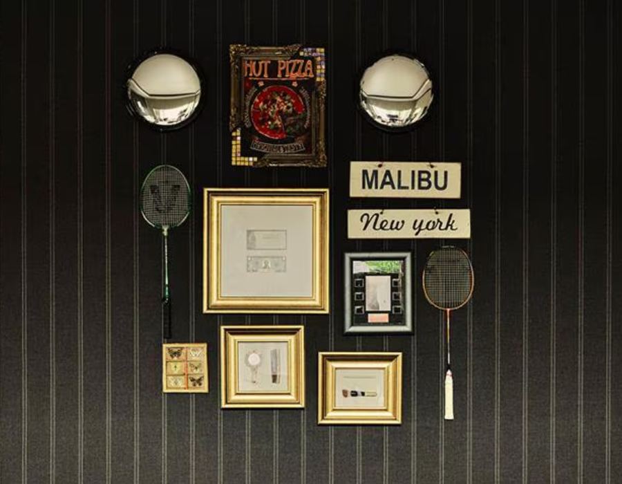 সন্তানদের ছোটবেলার প্রথম খেলাধুলার জিনিস সাজানো বাড়ির দেওয়ালে।